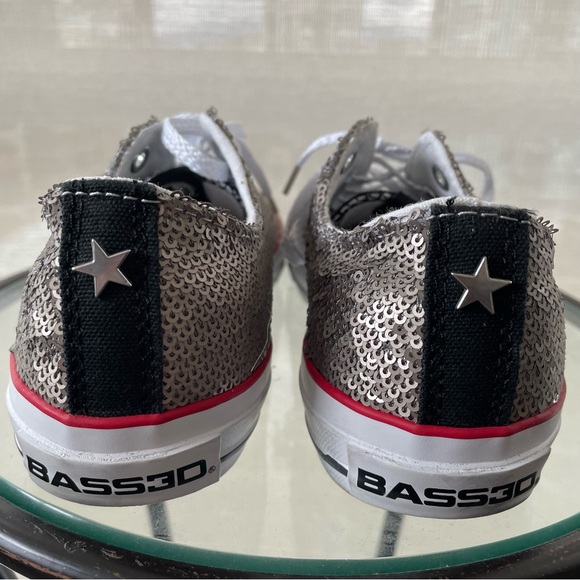 Super fun like new Bass30 silver sequin sneakers. Goes with everything! Size 37. - Picture 4 of 8